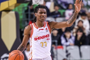 无所不能！深圳外援史密斯19中9拿下26分13板13助三双