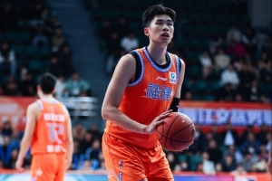 邹阳：完美收官 感谢来现场支持我们的球迷 下个赛季见 继续努力