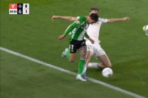 赫伊森飞铲安东尼染黄后者痛苦倒地，赫伊森还比了个哭哭的动作