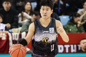 毫无手感！姜伟泽半场6中0仅拿3分1助攻 正负值-34