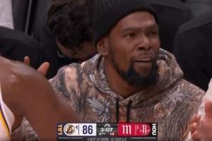 避免被横扫！火箭大比分领先 杜兰特场边喜笑颜开