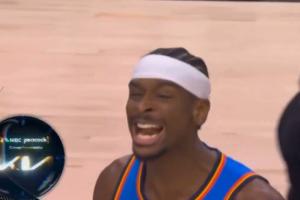 照样进！布克明显打手臂没吹 亚历山大打进怒喊“我不需要哨子”