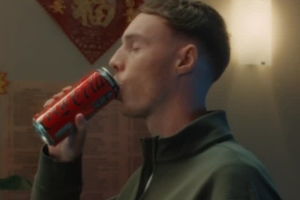 Cold！帕尔默社媒发布广告视频，在中餐厅喝冰镇可乐