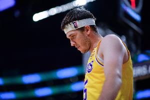你得站出来啊！里夫斯半场7中1仅拿4分2板4助1帽 3失误2犯规