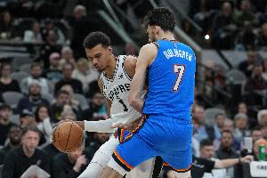 NBA历史仅2人季后赛场均至少命中1记三分送2记盖帽：切特、文班