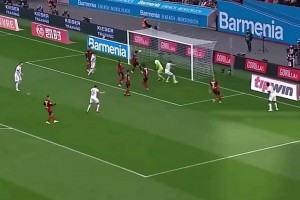 写进历史的顶级中锋！莱万拜仁时期的十佳球！相关视频