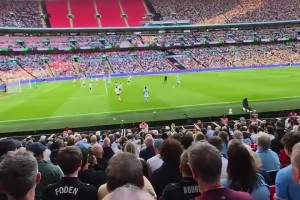 现场比赛有延迟？网红美女观赛，先收到了曼城进球的消息1相关视频