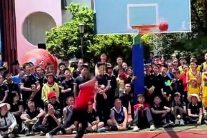 杭州一小学举办扣篮大赛，每位小孩哥都很会扣啊相关视频