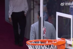 郭艾伦解说时打趣杜锋：杜指导走了，生气了，走道儿都是横着走的相关视频