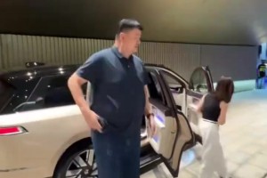 这车空间挺大！蔚来创始人李斌与姚明抵达球馆观看CBA总决赛相关视频