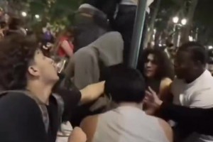 这真的很哥谭！纽约球迷破坏路灯，上前劝阻的人反被群殴！相关视频