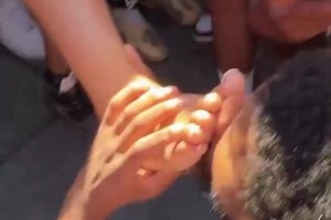 太疯狂了！尼克斯球迷当众舔脚：所做的一切都是为了尼克斯相关视频