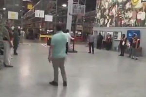 真特么准啊！国外两男子互飙远投，两人都没想到对方能一直进！相关视频